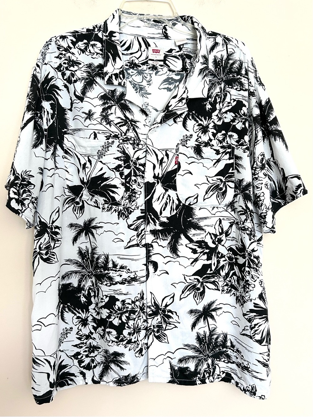 Levi's Men’s White & Black Tropical Print Short-Sleeve Button-Down Shirt